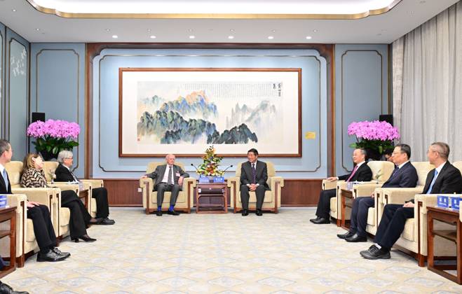 (251028) -- BEIJING, Oct. 28, 2025 -- Chinese Vice Premier He Lifeng, also a member of the Political Bureau of the Communist Party of China Central Committee, meets with members of the International Advisory Council of the National Financial Regulatory Administration at the Diaoyutai State Guesthouse in Beijing, capital of China, Oct. 28, 2025. ) CHINA-BEIJING-HE LIFENG-INTERNATIONAL ADVISORY COUNCIL-NATIONAL FINANCIAL REGULATORY ADMINISTRATION-MEETING (CN) YuexYuewei