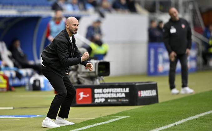 Trainer Coach Christian Ilzer TSG 1899 Hoffenheim am Spielfeldrand Gestik Geste dahinter Trainer Coach Frank Schmidt 1. FC Heidenheim 1846 FCH TV-Kamera PreZero Arena, Sinsheim, Baden-Württemberg, Deutschland Coach coach Christian Ilzer TSG 1899 Hoffenheim on the sidelines gesture behind coach Frank Schmidt 1. FC Heidenheim 1846 FCH TV camera PreZero Arena, Sinsheim, Baden-Württemberg, Germany Copyright: imageBROKER MichaelxWeber iblimw15479665