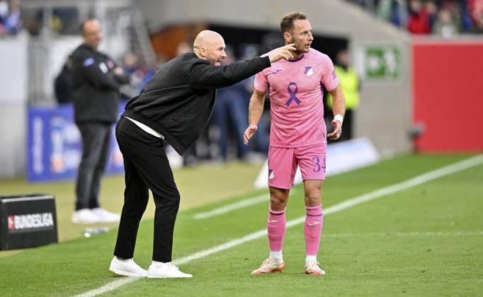 Trainer Coach Christian Ilzer TSG 1899 Hoffenheim am Spielfeldrand im Gespräch Diskussion mit Vladimir Coufal TSG 1899 Hoffenheim (34) Trikot der TSG 1899 Hoffenheim, Sondertrikot, Aktion gegen Brustkrebs, Breast Cancer Awareness Kampagne, PreZero Arena, Sinsheim, Baden-Württemberg, Deutschland Coach coach Christian Ilzer TSG 1899 Hoffenheim on the sidelines in discussion with Vladimir Coufal TSG 1899 Hoffenheim (34) shirt of TSG 1899 Hoffenheim, special jersey, campaign against breast cancer, breast cancer awareness campaign, PreZero Arena, Sinsheim, Baden-Württemberg, Germany Copyright: imageBROKER MichaelxWeber iblimw15479677