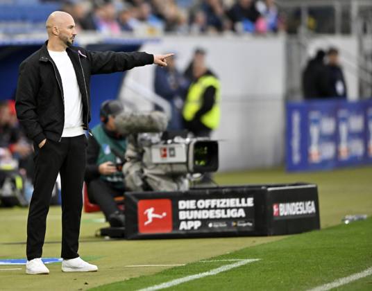 Trainer Coach Christian Ilzer TSG 1899 Hoffenheim am Spielfeldrand Gestik Geste TV-Kamera PreZero Arena, Sinsheim, Baden-Württemberg, Deutschland Coach coach Christian Ilzer TSG 1899 Hoffenheim on the sidelines gesture gesture TV camera PreZero Arena, Sinsheim, Baden-Württemberg, Germany Copyright: imageBROKER MichaelxWeber iblimw15479691