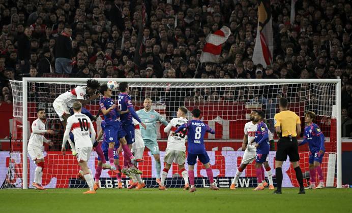 Strafraumszene, Torraumszene Kopfballduell Zweikampf Aktion Dan-Axel Zagadou VfB Stuttgart (23) gegen Jae-sung Lee 1. FSV Mainz 05 (07) Schiedsrichter Referee Felix Zwayer MHPArena, MHP Arena Stuttgart, Baden-Württemberg, Deutschland Penalty area scene, goal room scene header duel duel action Dan-Axel Zagadou VfB Stuttgart (23) versus Jae-sung Lee 1. FSV Mainz 05 (07) referee Felix Zwayer MHPArena, MHP Arena Stuttgart, Baden-Württemberg, Germany Copyright: imageBROKER MichaelxWeber iblimw15494083