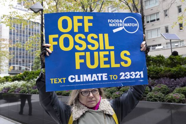October 28, 2025, New York, New York, USA: A demonstrator holds a sign that reads OFF FOSSIL FUELS FOOD and WATER WATCH TEXT CLIMATE TO 23321 at a rally and picket against the Governor s recent climate policy announcement outside Hochul s New York City office in Midtown Manhattan. Climate activists say President Trump isn t a king and Governor Hochul isn t a Queen after she announced plans to delay the implementation of a state law set to begin January 1st that ends gas use in new construction. Demonstrators also denounce what they call the Governor s lurch to Trumpism for fast tracking the permitting for a fracked gas pipeline. The peaceful protest is organized by New York Communities For Change, Food and Water Watch NY and NYPIRG. - ZUMAr174 20251028_znp_r174_007 Copyright: xGinaxMxRandazzox
