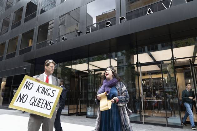 October 28, 2025, New York, New York, USA: Demonstrators wearing crowns dress up as King President Trump and Queen Governor Hochul and hold a sign that reads NO KINGS NO QUEENS at a rally and picket against the Governor s recent climate policy announcement outside Hochul s New York City office in Midtown Manhattan. Climate activists say President Trump isn t a king and Governor Hochul isn t a Queen after she announced plans to delay the implementation of a state law set to begin January 1st that ends gas use in new construction. Demonstrators also denounce what they call the Governor s lurch to Trumpism for fast tracking the permitting for a fracked gas pipeline. The peaceful protest is organized by New York Communities For Change, Fo - ZUMAr174 20251028_znp_r174_009 Copyright: xGinaxMxRandazzox