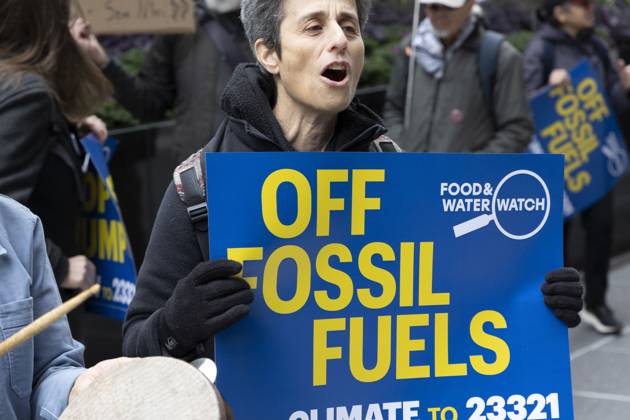 October 28, 2025, New York, New York, USA: A demonstrator holds a sign that reads OFF FOSSIL FUELS FOOD and WATER WATCH at a rally and picket against the Governor s recent climate policy announcement outside Hochul s New York City office in Midtown Manhattan. Climate activists say President Trump isn t a king and Governor Hochul isn t a Queen after she announced plans to delay the implementation of a state law set to begin January 1st that ends gas use in new construction. Demonstrators also denounce what they call the Governor s lurch to Trumpism for fast tracking the permitting for a fracked gas pipeline. The peaceful protest is organized by New York Communities For Change, Food and Water Watch NY and NYPIRG. New York USA - ZUMAr174 20251028_znp_r174_012 Copyright: xGinaxMxRandazzox