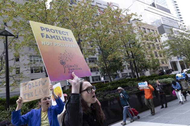October 28, 2025, New York, New York, USA: Demonstrators hold signs that read PROTECT FAMILIES! NOT POLLUTERS climate families nyc FOLLOW THE LAW at a rally and picket against the Governor s recent climate policy announcement outside Hochul s New York City office in Midtown Manhattan. Climate activists say President Trump isn t a king and Governor Hochul isn t a Queen after she announced plans to delay the implementation of a state law set to begin January 1st that ends gas use in new construction. Demonstrators also denounce what they call the Governor s lurch to Trumpism for fast tracking the permitting for a fracked gas pipeline. The peaceful protest is organized by New York Communities For Change, Food and Water Watch NY and NYP - ZUMAr174 20251028_znp_r174_013 Copyright: xGinaxMxRandazzox