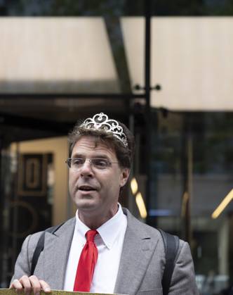 October 28, 2025, New York, New York, USA: A demonstrator wearing a crown dresses up as King President Trump at a rally and picket against the Governor s recent climate policy announcement outside Hochul s New York City office in Midtown Manhattan. Climate activists say President Trump isn t a king and Governor Hochul isn t a Queen after she announced plans to delay the implementation of a state law set to begin January 1st that ends gas use in new construction. Demonstrators also denounce what they call the Governor s lurch to Trumpism for fast tracking the permitting for a fracked gas pipeline. The peaceful protest is organized by New York Communities For Change, Food and Water Watch NY and NYPIRG. New York USA - ZUMAr174 20251028_znp_r174_014 Copyright: xGinaxMxRandazzox