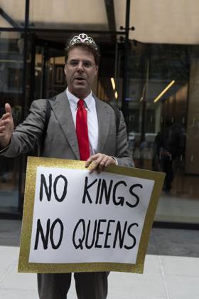 October 28, 2025, New York, New York, USA: A demonstrator wearing a crown dresses up as King President Trump and holds a sign that reads NO KINGS NO QUEENS at a rally and picket against the Governor s recent climate policy announcement outside Hochul s New York City office in Midtown Manhattan. Climate activists say President Trump isn t a king and Governor Hochul isn t a Queen after she announced plans to delay the implementation of a state law set to begin January 1st that ends gas use in new construction. Demonstrators also denounce what they call the Governor s lurch to Trumpism for fast tracking the permitting for a fracked gas pipeline. The peaceful protest is organized by New York Communities For Change, Food and Water Watch NY - ZUMAr174 20251028_znp_r174_015 Copyright: xGinaxMxRandazzox