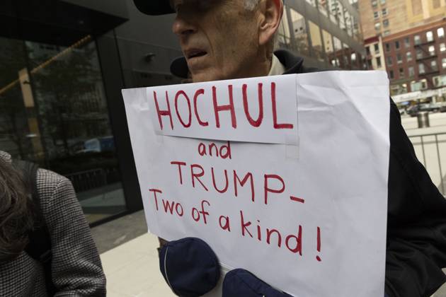 October 28, 2025, New York, New York, USA: A demonstrator holds a sign that reads HOCHUL and TRUMP Two of a kind! at a rally and picket against the Governor s recent climate policy announcement outside Hochul s New York City office in Midtown Manhattan. Climate activists say President Trump isn t a king and Governor Hochul isn t a Queen after she announced plans to delay the implementation of a state law set to begin January 1st that ends gas use in new construction. Demonstrators also denounce what they call the Governor s lurch to Trumpism for fast tracking the permitting for a fracked gas pipeline. The peaceful protest is organized by New York Communities For Change, Food and Water Watch NY and NYPIRG. New York USA - ZUMAr174 20251028_znp_r174_017 Copyright: xGinaxMxRandazzox