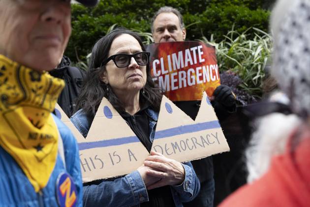 October 28, 2025, New York, New York, USA: Demonstrators hold crown shaped signs that read THIS IS A DEMOCRACY and signs that read CLIMATE EMERGENCY at a rally and picket against the Governor s recent climate policy announcement outside Hochul s New York City office in Midtown Manhattan. Climate activists say President Trump isn t a king and Governor Hochul isn t a Queen after she announced plans to delay the implementation of a state law set to begin January 1st that ends gas use in new construction. Demonstrators also denounce what they call the Governor s lurch to Trumpism for fast tracking the permitting for a fracked gas pipeline. The peaceful protest is organized by New York Communities For Change, Food and Water Watch NY and - ZUMAr174 20251028_znp_r174_019 Copyright: xGinaxMxRandazzox