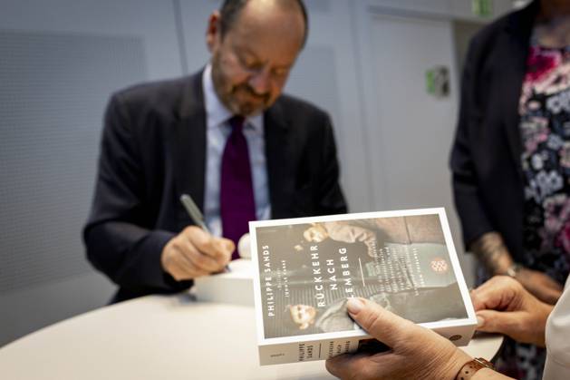 Festakt - 17. Erich-Maria-Remarque-Friedenspreis Preisträger Philippe Sands signierte in der Pause und nach dem offiziellen Festakt am 05.06.2025 seine Bücher. Osnabrück Niedersachsen Germany Copyright: xSwaantjexHehmannx