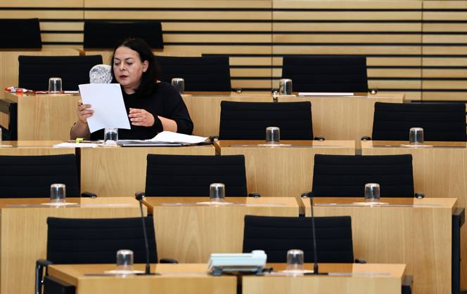 Sonderplenum Thueringer Landtag 29.10.2025, Erfurt, Thueringer Landtag, Plenarsaal, Sonderplenum, 26. Plenarsitzung Sonderplenum, Verhandlungsgegenstand sind Antraege der AfD - Rechtsstaat verteidigen, Linksextremismus in Thueringen bekaempfen, Linksterrorismus verhindern, Militante Antifa in Thueringen aufloesen im Bild: Katharina Koenig-Preuss (Die LINKE)