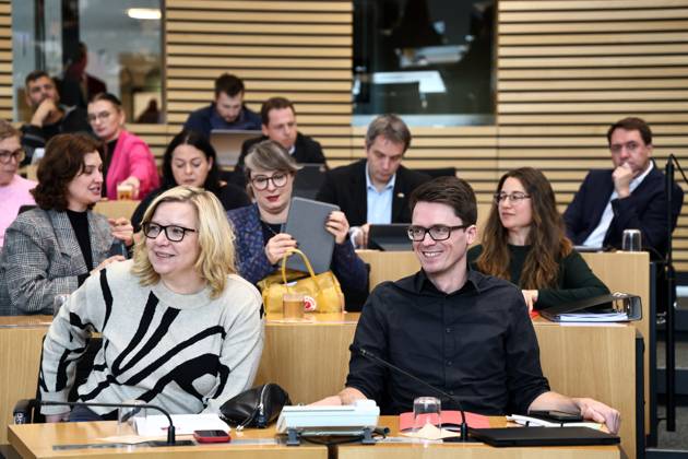 Sonderplenum Thueringer Landtag 29.10.2025, Erfurt, Thueringer Landtag, Plenarsaal, Sonderplenum, 26. Plenarsitzung Sonderplenum, Verhandlungsgegenstand sind Antraege der AfD - Rechtsstaat verteidigen, Linksextremismus in Thueringen bekaempfen, Linksterrorismus verhindern, Militante Antifa in Thueringen aufloesen im Bild: Fraktion Die LINKE mit vorn Katja Mitteldorf und Christian Schaft (Die LINKE)