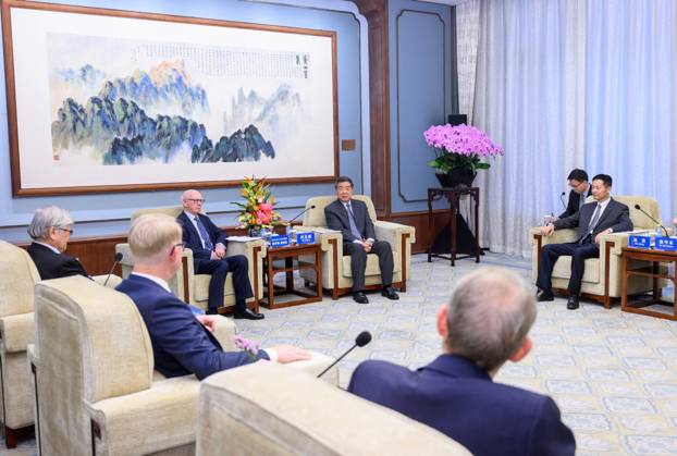 (251029) -- BEIJING, Oct. 29, 2025 -- Chinese Vice Premier He Lifeng, also a member of the Political Bureau of the Communist Party of China Central Committee, meets with members of the China Securities Regulatory Commission International Advisory Council at the Diaoyutai State Guesthouse in Beijing, capital of China, Oct. 29, 2025. ) CHINA-BEIJING-HE LIFENG-SECURITIES REGULATORY COMMISSION-INTERNATIONAL ADVISORY COUNCIL-MEETING (CN) JinxLiangkuai