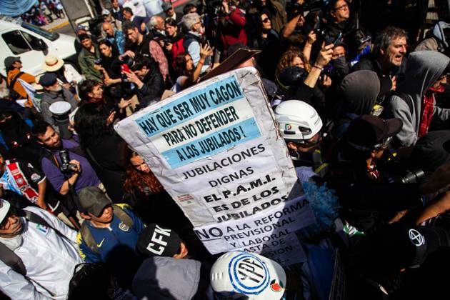 October 29, 2025, Buenos Aires, Buenos Aires, argentina: A retiree carries a sign with a quote from Maradona that says, You have to be a real coward not to defend retirees. Buenos Aires argentina - ZUMAr233 20251029_zip_r233_006 Copyright: xMatiasxRosinganax