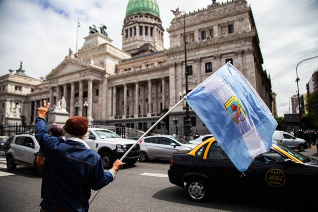 October 29, 2025, Buenos Aires, Buenos Aires, argentina: Retiree waves flag with Peronist emblem and makes V sign.Every Wednesday since Milei took office, retirees have been demonstrating in front of the National Congress against Milei s austerity policies and the anti-protest protocol of Security Minister Patricia Bullrich. Buenos Aires argentina - ZUMAr233 20251029_zip_r233_011 Copyright: xMatiasxRosinganax