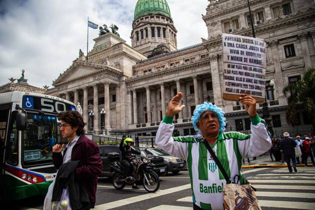 October 29, 2025, Buenos Aires, Buenos Aires, argentina: Every Wednesday since Milei took office, retirees have been demonstrating in front of the National Congress against Milei s austerity policies and the anti-protest protocol of Security Minister Patricia Bullrich. Buenos Aires argentina - ZUMAr233 20251029_zip_r233_012 Copyright: xMatiasxRosinganax