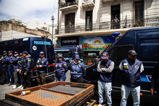 October 29, 2025, Buenos Aires, Buenos Aires, argentina: Federal police are monitoring pensioners protesting at the national congress Buenos Aires argentina - ZUMAr233 20251029_zip_r233_015 Copyright: xMatiasxRosinganax