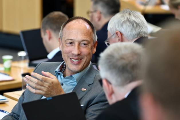 Sonderplenum Thueringer Landtag 29.10.2025, Erfurt, Thueringer Landtag, Plenarsaal, Sonderplenum, 26. Plenarsitzung Sonderplenum, Verhandlungsgegenstand sind Antraege der AfD - Rechtsstaat verteidigen, Linksextremismus in Thueringen bekaempfen, Linksterrorismus verhindern, Militante Antifa in Thueringen aufloesen im Bild: Ringo Muehlmann (AfD) im Gespraech
