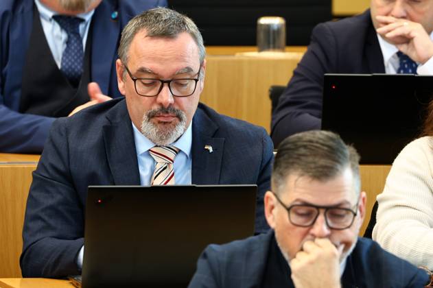 Sonderplenum Thueringer Landtag 29.10.2025, Erfurt, Thueringer Landtag, Plenarsaal, Sonderplenum, 26. Plenarsitzung Sonderplenum, Verhandlungsgegenstand sind Antraege der AfD - Rechtsstaat verteidigen, Linksextremismus in Thueringen bekaempfen, Linksterrorismus verhindern, Militante Antifa in Thueringen aufloesen im Bild: Sascha Schloesser (AfD)