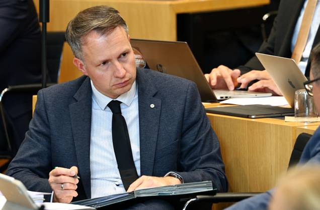 Sonderplenum Thueringer Landtag 29.10.2025, Erfurt, Thueringer Landtag, Plenarsaal, Sonderplenum, 26. Plenarsitzung Sonderplenum, Verhandlungsgegenstand sind Antraege der AfD - Rechtsstaat verteidigen, Linksextremismus in Thueringen bekaempfen, Linksterrorismus verhindern, Militante Antifa in Thueringen aufloesen im Bild: Andreas Buehl (CDU)