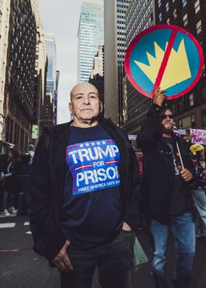 October 18, 2025, New York, New York, USA: A demonstrator wearing a Trump for Prison tee shirt pauses while marching down Manhattan during a No Kings protest. An estimated 350,000 attended this event. New York USA - ZUMAp287 20251018_znp_p287_005 Copyright: xFarhadxParsax
