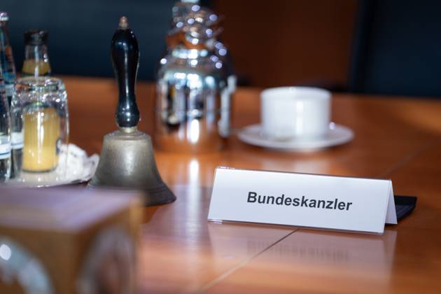 22. Sitzung des Bundeskabinett Impressionen des Kabinettsaal des Bundeskabinett mit dem Namensschild des Bundeskanzlers Berlin Berlin Deutschland