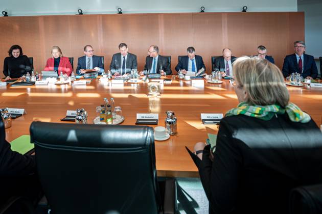 22. Sitzung des Bundeskabinett Impressionen des Kabinettstisch mit dem Bundeskanzlern und den Bundesministern zu Beginn der 22. Sitzung des Bundeskabinett Berlin Berlin Deutschland