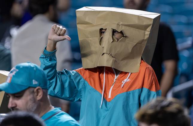 October 30, 2025, Miami Gardens, Florida, United States: A Miami Dolphins fan wears a paper bag over his head to show frustration after the teamâ€⠢s 28-6 loss to the Baltimore Ravens at Hard Rock Stadium on Oct. 30, 2025, in Miami Gardens, Florida. Miami Gardens United States - ZUMAm67_ 20251030_zaf_m67_027 Copyright: xDavidxSantiagox