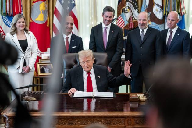 President Donald Trump makes an announcement on lowering drug prices President Donald Trump makes an announcement on lowering drug prices alongside pharmaceutical representatives and Cabinet members in the Oval Office, Thursday, November 6, 2025., Credit:Abe McNatt Avalon Copyright: xAbexMcNattx xAvalonx 1051128153