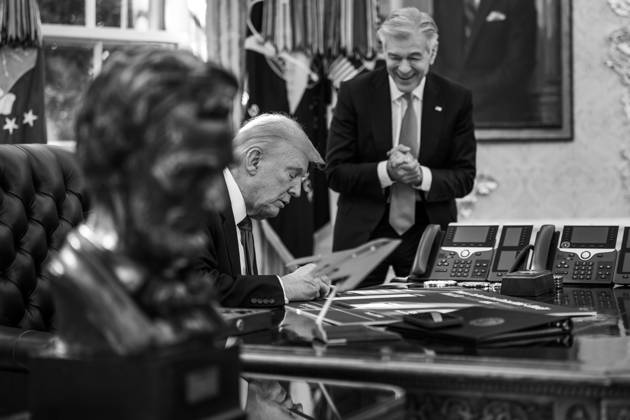 President Donald Trump makes an announcement on lowering drug prices President Donald Trump speaks with CMMS Administrator Dr. Mehmet Oz and HHS Secretary Robert F. Kennedy, Jr. before a press conference announcing the lowering of drug prices in the Oval Office, Thursday, November 6, 2025., Credit:Abe McNatt Avalon Copyright: xAbexMcNattx xAvalonx 1051128162
