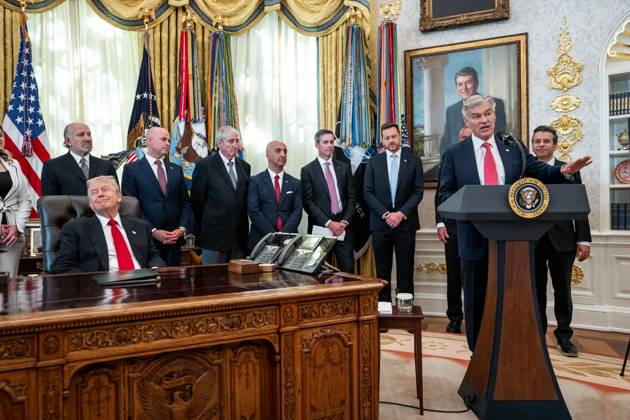 President Donald Trump makes an announcement on lowering drug prices CMMS Administrator Dr. Mehmet Oz delivers remarks after President Donald Trump™s announcement on lowering drug prices in the Oval Office, Thursday, November 6, 2025., Credit:Abe McNatt Avalon Copyright: xAbexMcNattx xAvalonx 1051128186