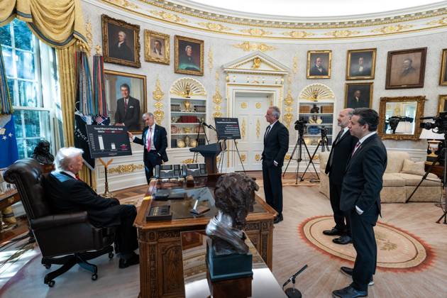 President Donald Trump makes an announcement on lowering drug prices President Donald Trump makes an announcement on lowering drug prices in the Oval Office, Thursday, November 6, 2025., Credit:Abe McNatt Avalon Copyright: xAbexMcNattx xAvalonx 1051130032