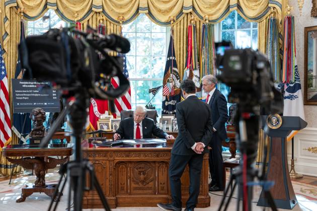 President Donald Trump makes an announcement on lowering drug prices President Donald Trump speaks with CMMS Administrator Dr. Mehmet Oz before a press conference announcing the lowering of drug prices in the Oval Office, Thursday, November 6, 2025., Credit:Abe McNatt Avalon Copyright: xAbexMcNattx xAvalonx 1051130040