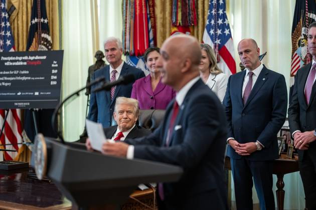 President Donald Trump makes an announcement on lowering drug prices President Donald Trump makes an announcement on lowering drug prices alongside pharmaceutical representatives and Cabinet members in the Oval Office, Thursday, November 6, 2025., Credit:Abe McNatt Avalon Copyright: xAbexMcNattx xAvalonx 1051130063