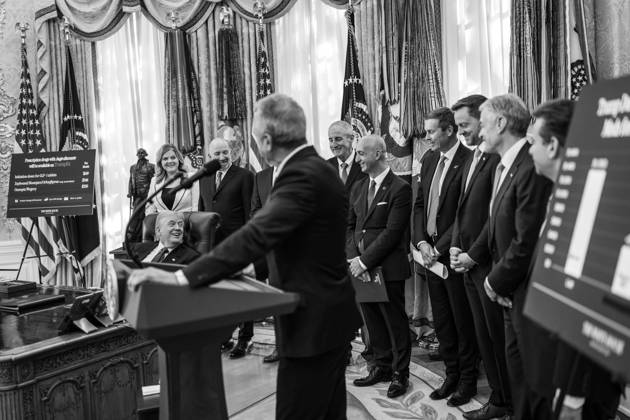 President Donald Trump makes an announcement on lowering drug prices HHS Secretary Robert F. Kennedy, Jr. delivers remarks after President Donald Trump™s announcement on lowering drug prices in the Oval Office, Thursday, November 6, 2025., Credit:Abe McNatt Avalon Copyright: xAbexMcNattx xAvalonx 1051130114