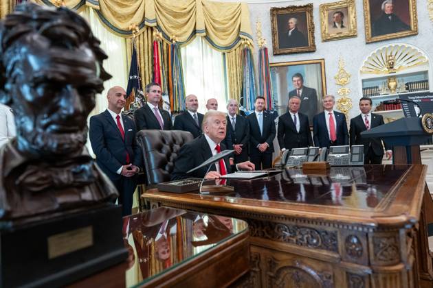 President Donald Trump makes an announcement on lowering drug prices President Donald Trump makes an announcement on lowering drug prices alongside pharmaceutical representatives and Cabinet members in the Oval Office, Thursday, November 6, 2025., Credit:Abe McNatt Avalon Copyright: xAbexMcNattx xAvalonx 1051130124
