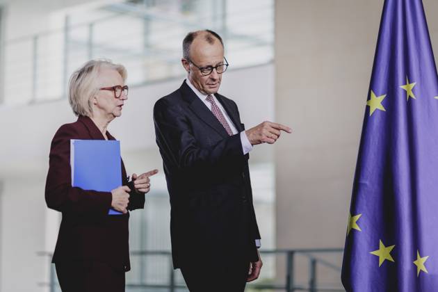 (R-L) Friedrich Merz (CDU), Bundeskanzler, und Monika Schnitzer, Vorsitzende des Sachverstaendigenrates zur Begutachtung der gesamtwirtschaftlichen Entwicklung, aufgenommen im Rahmen der Uebergabe des Jahresgutachtens des Sachverstaendigenrates zur Begutachtung der gesamtwirtschaftlichen Entwicklung (SVR) an den Bundeskanzler in Berlin, 12.11.2025. Berlin Deutschland Copyright: xFlorianxGaertnerx