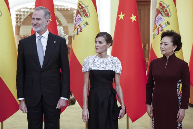 Spain s King Felipe VI (L) and Queen Letizia (C) and Chinese First Lady, Peng Liyuan (R), attendthe gala dinner at the Great Hall of People in Beijing, China, 12 November 2025. Spain s royal couple is on a state visit to China until 13 November. King of Spain Felipe VI and Queen Letizia visits Beijing !ACHTUNG: NUR REDAKTIONELLE NUTZUNG!  Copyright: xChemaxMoyax GRAF2546 20251112-55018512825_1
