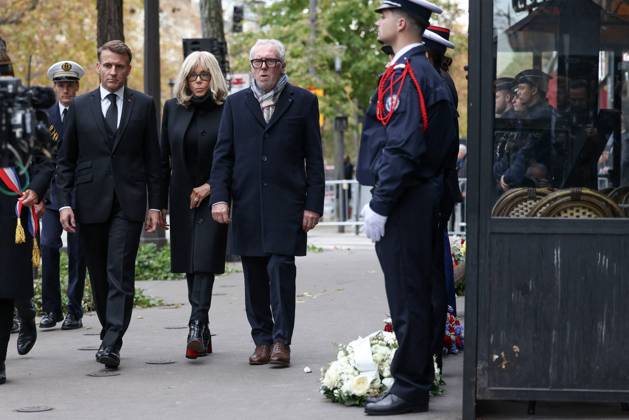 President Emmanuel Macron, Brigitte Macron, Philippe Duperron, president of the association 13Onze15 Fraternité Vérité Tribute to the victims of the November 13, 2015 attacks in front of the Bataclan on November 13, 2025 Stéphane Lemouton Pool Bestimage President of France Emmanuel Macron and Brigitte Macron pay tribute to victims at Bataclan on November 13, 2025 during ceremonies across Paris marking a decade since the terror attacks of November 13, 2015 in which 130 civilians were killed Paris France  Copyright: xStÃ phanexLemoutonx xPoolx xBestimagexStÃ phanexLemoutonx xPoolx xBestimagex