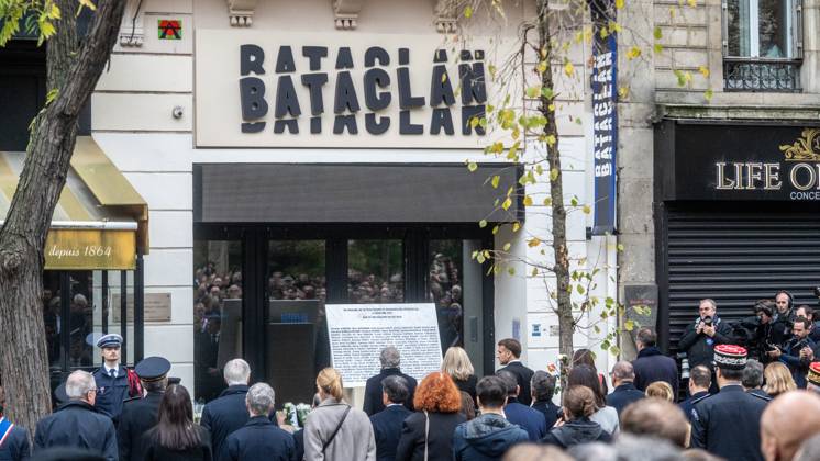 President Emmanuel Macron, Brigitte Macron at the tribute to the victims of the 13 November 2015 attacks in front of the Bataclan ten years after 13 November 2025 Charles Cohen Boyer Bestimage Tribute to the victims of the 13 November 2015 attacks in front of the Bataclan ten years after 13 November 2025 Paris France  Copyright: xCharlesxCohenxBoyer BestimagexCharlesxCohenxBoyer Bestimagex