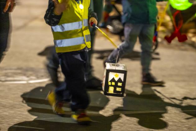 Martinszug in Essen-Rüttenscheid, der Pfarrgemeinde St. Lambertus, mit über 500 Teilnehmern, NRW, Deutschland Martinsumzug
