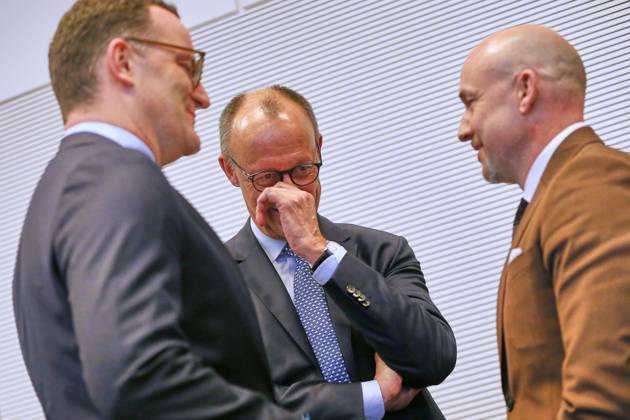 News Bilder des Tages Berlin, Deutschland, 02.12.2025: Deutscher Bundestag: Unions-Fraktionssitzung: L-R: Fraktionschef Jens Spahn (CDU), Bundeskanzler Friedrich Merz (CDU), CSU-Landesgruppenchef Alexander Hoffmann Copyright: xdtsxNachrichtenagenturx dts_96537
