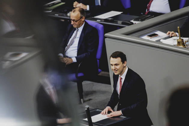 (L-R) Friedrich Merz (CDU), Bundeskanzler, und Pascal Reddig, Mitglied des Deutschen Bundestages (CDU) und Vorsitzender der Jungen Gruppe der CDU CSU, aufgenommen im Rahmen der Debatte ueber das Rentenpaket im Deutschen Bundestag in Berlin, 05.12.2025. Die Junge Gruppe der CDU CSU-Fraktion droht mit Ablehnung des Paketes, was zu einer Krise der Koalition fuehren koennte. Berlin Deutschland Copyright: xFlorianxGaertnerx