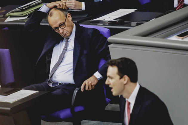 (L-R) Friedrich Merz (CDU), Bundeskanzler, und Pascal Reddig, Mitglied des Deutschen Bundestages (CDU) und Vorsitzender der Jungen Gruppe der CDU CSU, aufgenommen im Rahmen der Debatte ueber das Rentenpaket im Deutschen Bundestag in Berlin, 05.12.2025. Die Junge Gruppe der CDU CSU-Fraktion droht mit Ablehnung des Paketes, was zu einer Krise der Koalition fuehren koennte. Berlin Deutschland Copyright: xFlorianxGaertnerx