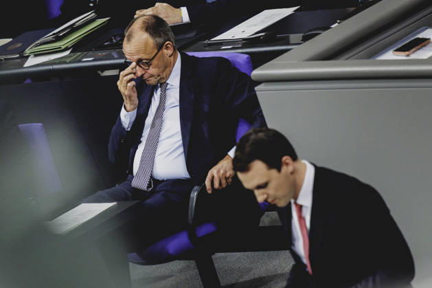 (L-R) Friedrich Merz (CDU), Bundeskanzler, und Pascal Reddig, Mitglied des Deutschen Bundestages (CDU) und Vorsitzender der Jungen Gruppe der CDU CSU, aufgenommen im Rahmen der Debatte ueber das Rentenpaket im Deutschen Bundestag in Berlin, 05.12.2025. Die Junge Gruppe der CDU CSU-Fraktion droht mit Ablehnung des Paketes, was zu einer Krise der Koalition fuehren koennte. Berlin Deutschland Copyright: xFlorianxGaertnerx