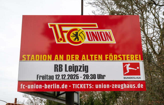 Fußball, Herren, Saison 2025 2026, 1. Bundesliga, 1. FC Union Berlin, Anzeigetafel mit der Paarung 1. FC Union - RB Leipzig am 12.12. 2025 vor der Geschäftsstelle, 11.12. 2025, Copyright: xMatthiasxKochx