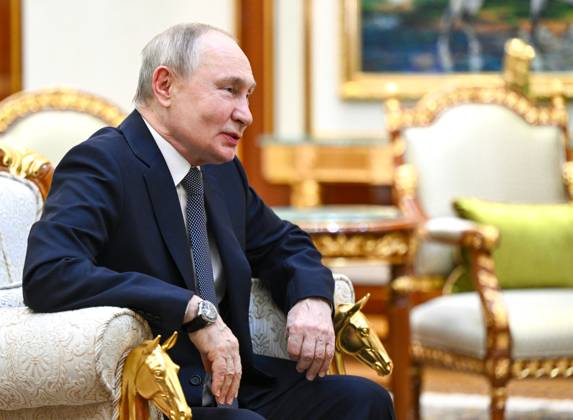 Turkmenistan Russia 9069818 12.12.2025 Russian President Vladimir Putin attends a meeting with Chairman of the People s Council of Turkmenistan (Khalk Maslahaty) Gurbanguly Berdimuhamedov in Ashgabat, Turkmenistan. Kristina Kormilitsyna Sputnik Ashgabad Turkmenistan  Copyright: xKristinaxKormilitsynax