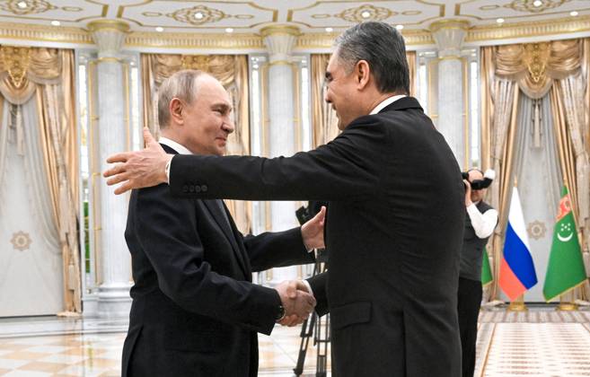 Turkmenistan Russia 9069798 12.12.2025 Russian President Vladimir Putin is welcomed by Chairman of the People s Council of Turkmenistan (Khalk Maslahaty) Gurbanguly Berdimuhamedov before a meeting in Ashgabat, Turkmenistan. Kristina Kormilitsyna Sputnik Ashgabad Turkmenistan  Copyright: xKristinaxKormilitsynax