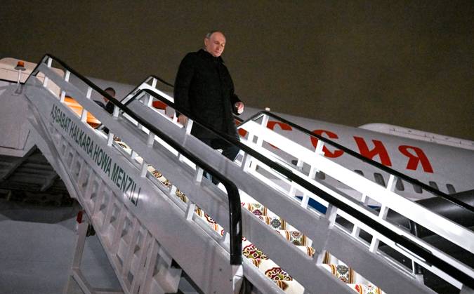 Turkmenistan Russia 9069802 12.12.2025 Russian President Vladimir Putin disembarks from a plane upon arrival at Ashgabat International Airport in Ashgabat, Turkmenistan. Kristina Kormilitsyna Sputnik Ashgabad Turkmenistan  Copyright: xKristinaxKormilitsynax