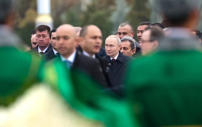 Turkmenistan Russia 9069854 12.12.2025 Russian President Vladimir Putin attends a wreath-laying ceremony at the Turkmenistan Neutrality Monument in Ashgabat, Turkmenistan. Alexander Shcherbak Sputnik Ashgabat Turkmenistan  Copyright: xAlexanderxShcherbakx